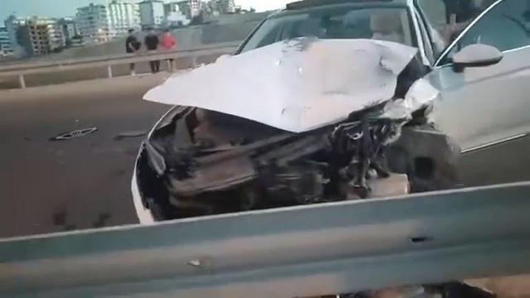 Otomobil ile çarpışan hafif ticari araç, bariyerlere saplandı; 1 yaralı