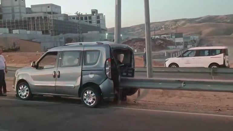 Otomobil ile çarpışan hafif ticari araç, bariyerlere saplandı; 1 yaralı