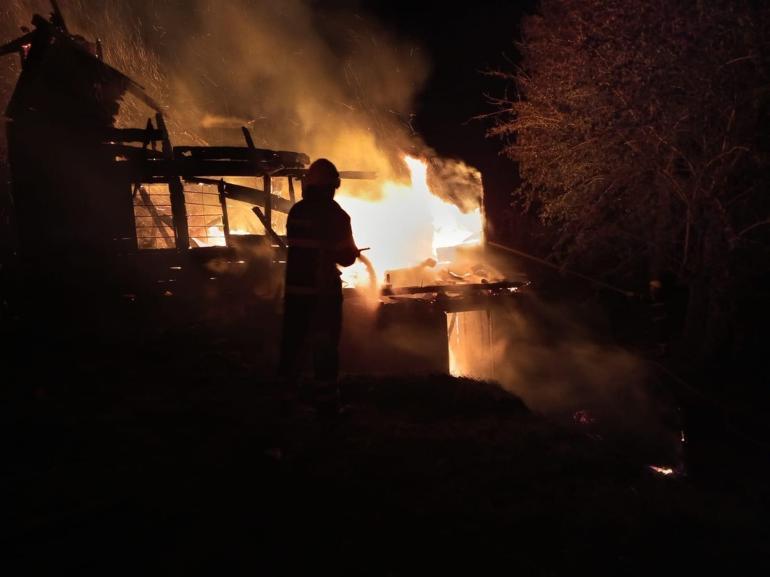 Orduda 2 katlı ahşap ev yandı