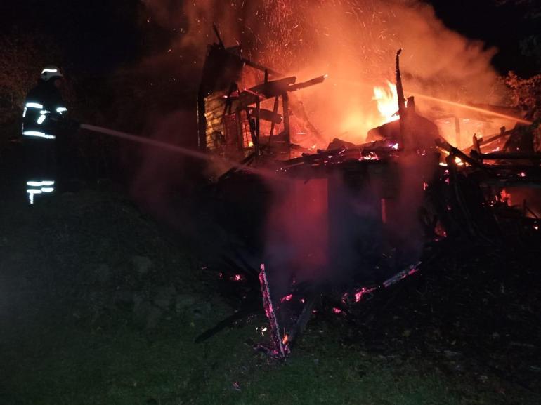 Orduda 2 katlı ahşap ev yandı