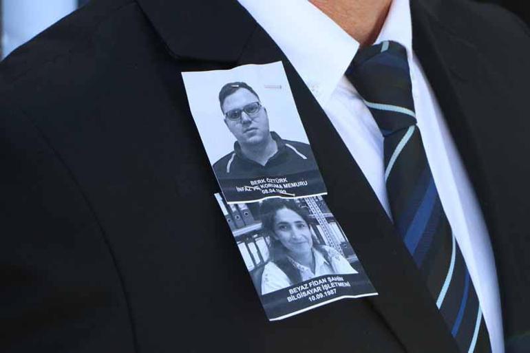 Kazada ölen cezaevi memurları, son yolculuklarına uğurlandı; Berk sensiz yapamam, açın tabutu