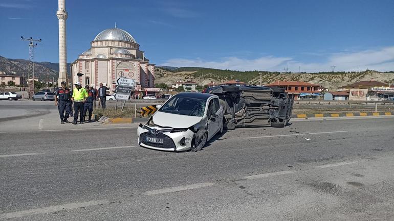 Otomobiller çarpıştı; 2 yaralı