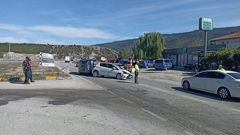 Otomobiller çarpıştı; 2 yaralı