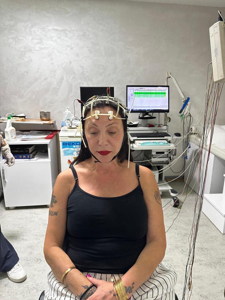 Şarkıcı Güllünün kızı: Roman havası eşliğinde oynarken düştü