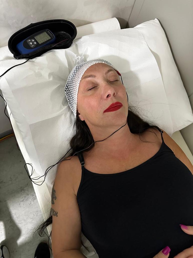 Şarkıcı Güllünün kızı: Roman havası eşliğinde oynarken düştü