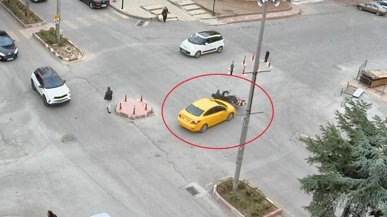 Taksi ile motosikletin çarpıştığı kaza kamerada, 2 yaralı