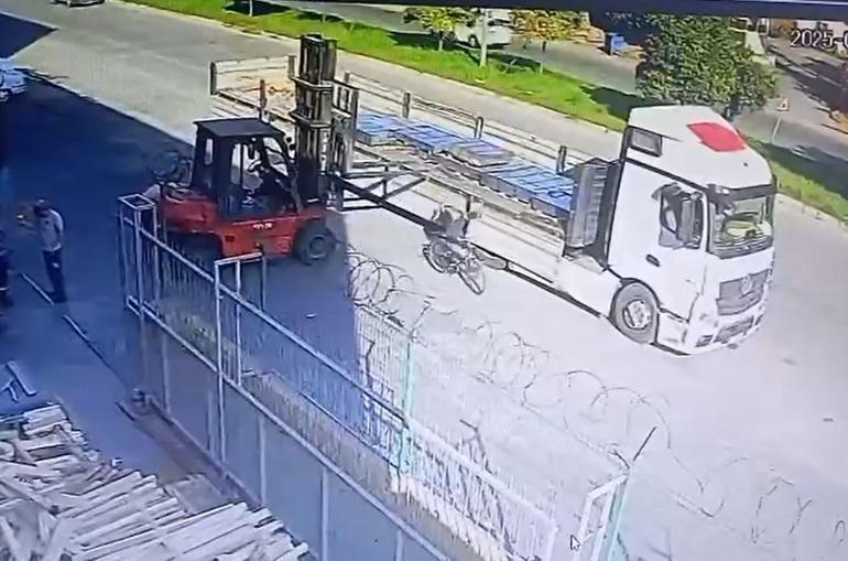Bisikletiyle ilerlerken forkliftin çatalına çarpıp ağır yaralandı; kaza anı kamerada