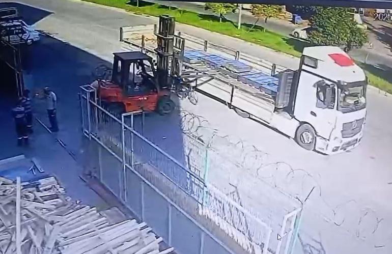 Bisikletiyle ilerlerken forkliftin çatalına çarpıp ağır yaralandı; kaza anı kamerada