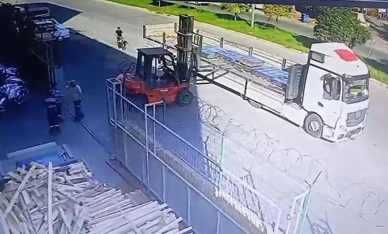 Bisikletiyle ilerlerken forkliftin çatalına çarpıp ağır yaralandı; kaza anı kamerada