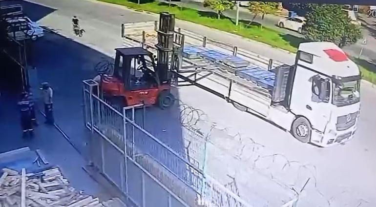 Bisikletiyle ilerlerken forkliftin çatalına çarpıp ağır yaralandı; kaza anı kamerada