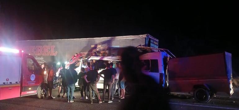 Tarım işçilerini taşıyan minibüs TIRa çarptı; 3 ölü, 16 yaralı