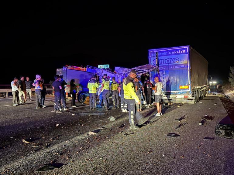 Tarım işçilerini taşıyan minibüs TIRa çarptı; 3 ölü, 16 yaralı