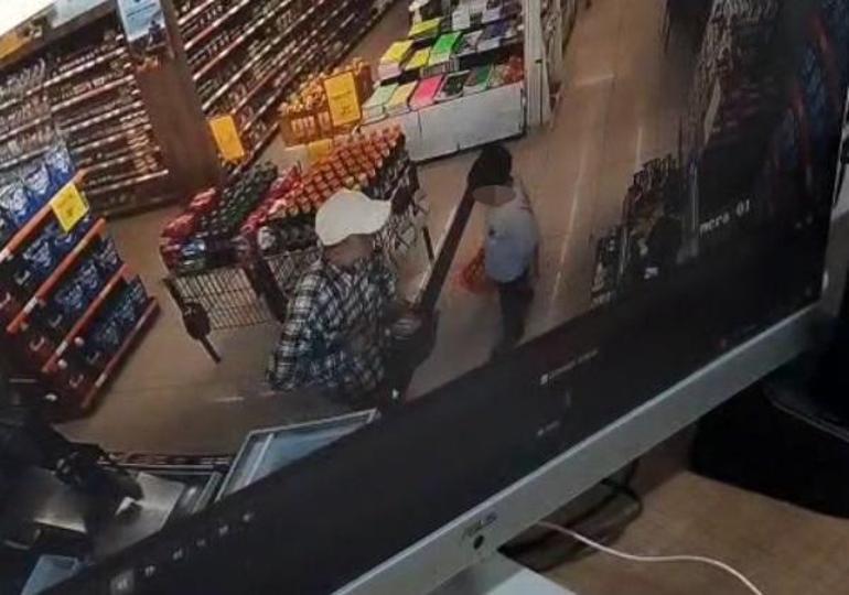 Markette otizmli çocuğa vurup düşürdü; o anlar kamerada