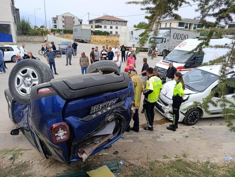 Hafif ticari araçla çarpışan cip takla attı; 3 yaralı