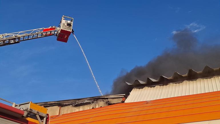 Erzurum’da terlik fabrikasının hammadde deposunda yangın