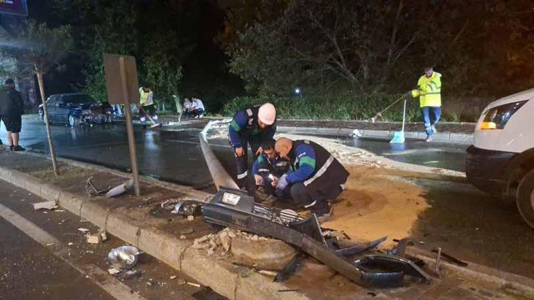 Bursa’da aydınlatma direğine çarpan sürücü, otomobilini bırakıp kaçtı