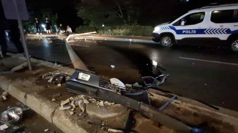 Bursa’da aydınlatma direğine çarpan sürücü, otomobilini bırakıp kaçtı