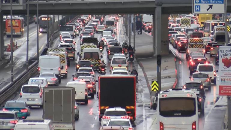 İstanbulda haftanın ilk iş gününde trafik yoğunluğu
