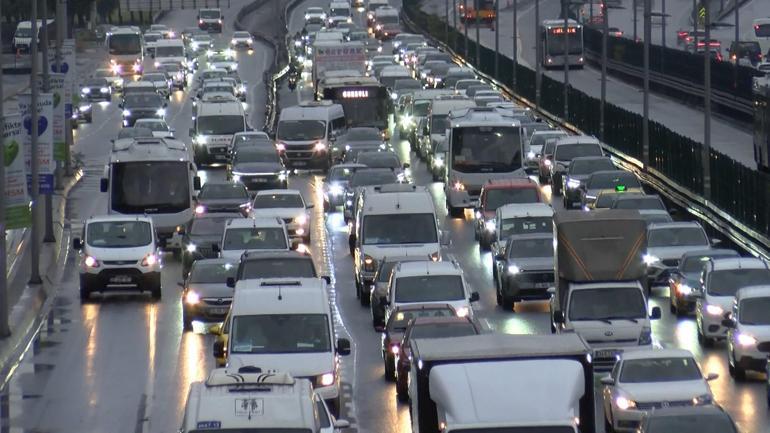 İstanbulda haftanın ilk iş gününde trafik yoğunluğu