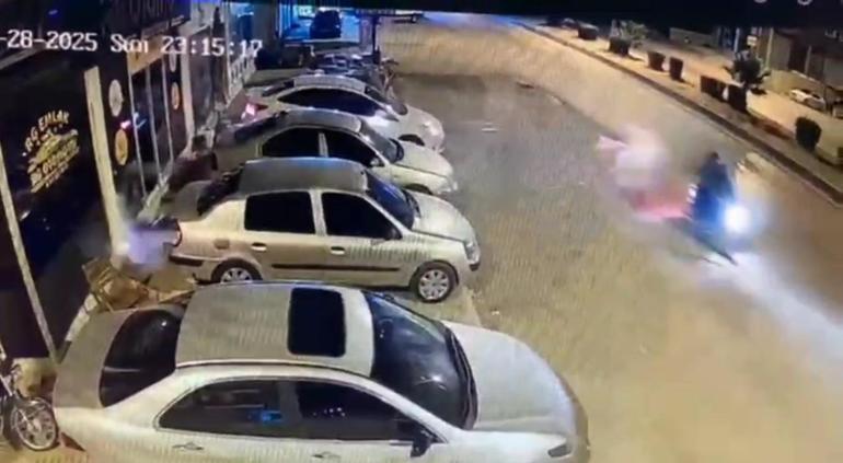 Adanada oto galeriye silahlı saldırı ve yaşanan panik kamerada