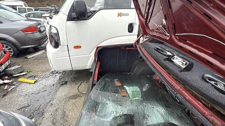 Kağıthanede çaldığı otomobille takla attı; olay yerinden kaçtı: Kaza anı kamerada