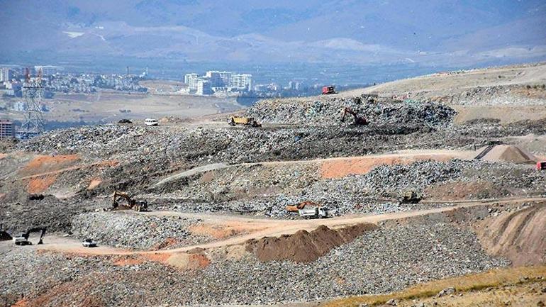 Çiğlilerden Harmandalıda geçici depolamaya, çöp kamyonlarının yolunu keserek tepki