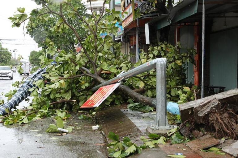Bualoi tayfunu Vietnama ulaştı: 12 ölü, 17 kayıp