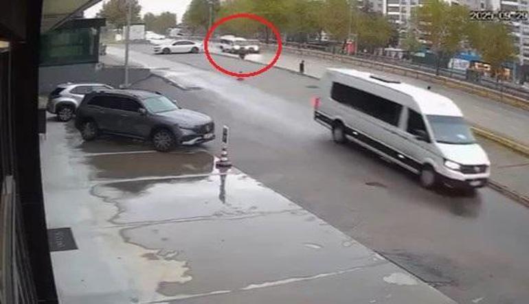 Kamyonetin çarptığı servis minibüsü yayaların üzerine savruldu; kaza kamerada