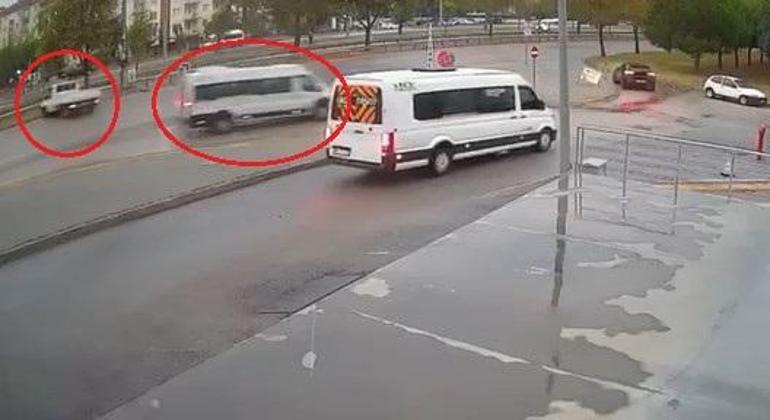 Kamyonetin çarptığı servis minibüsü yayaların üzerine savruldu; kaza kamerada