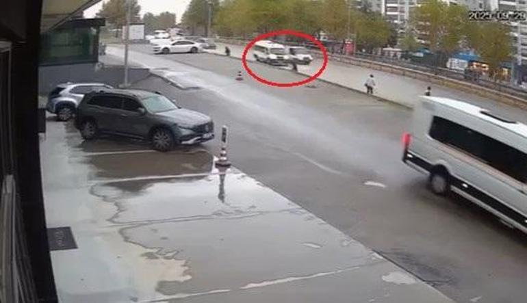 Kamyonetin çarptığı servis minibüsü yayaların üzerine savruldu; kaza kamerada