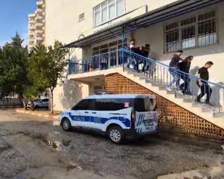 Adanada oto galeriye silahlı saldırı ve yaşanan panik kamerada