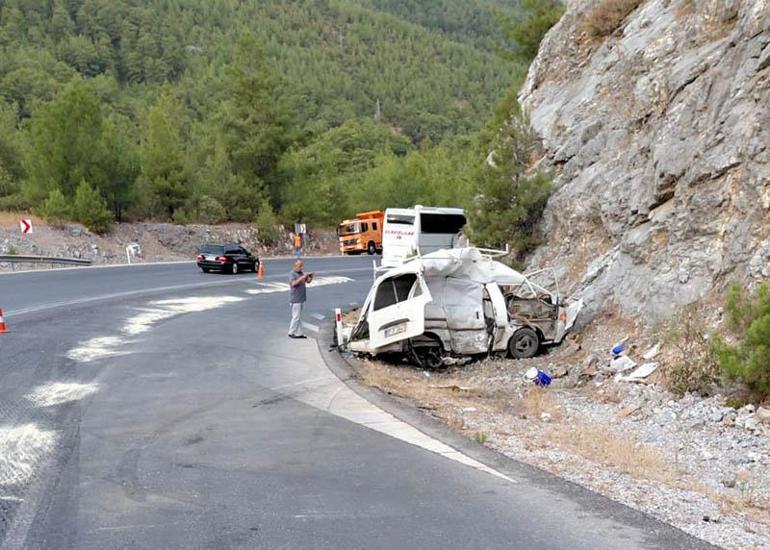 Yolcu otobüsüyle minibüs çarpıştı: 1 ölü, 1 yaralı