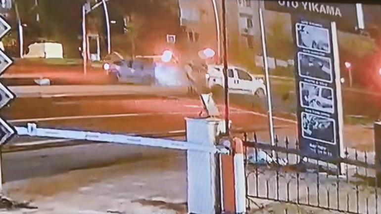 Büyükçekmecede polis aracıyla hafif ticari araç çarpıştı: 1 ölü, 2 si polis 4 yaralı