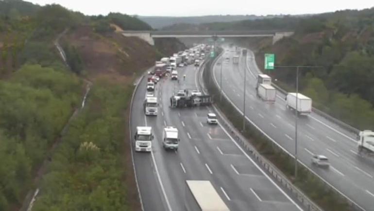 Beykoz Kuzey Marmara Otoyolunda TIR devrildi
