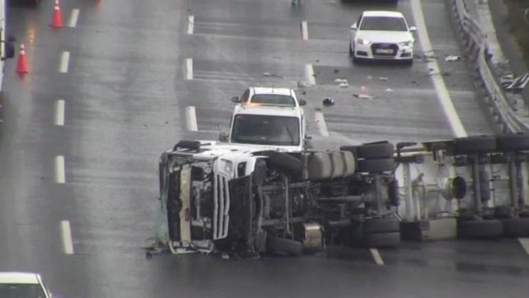 Beykoz Kuzey Marmara Otoyolunda TIR devrildi