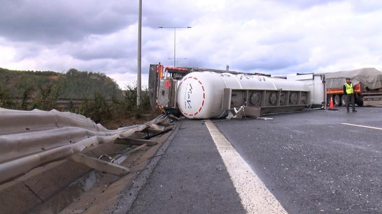 Beykoz Kuzey Marmara Otoyolunda TIR devrildi