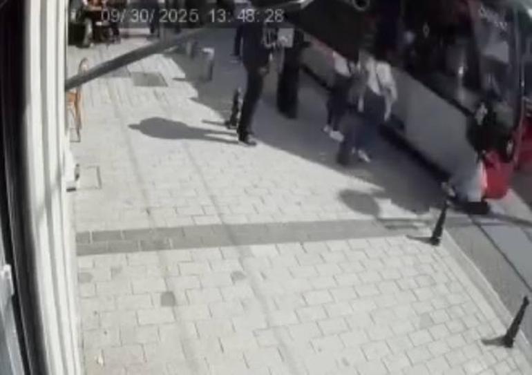 Fatih’te tramvayın çarptığı yaya yaralandı; Kaza anı kamerada