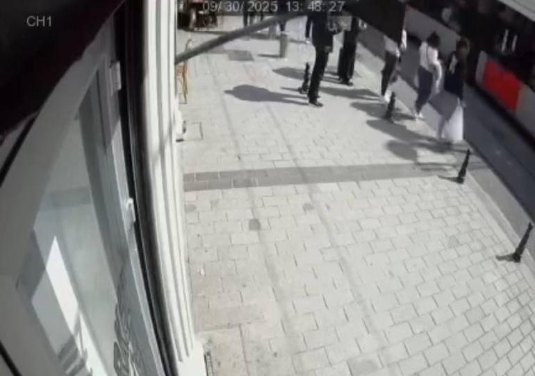 Fatih’te tramvayın çarptığı yaya yaralandı; Kaza anı kamerada