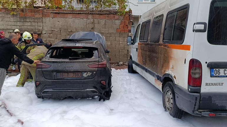 Bursa’da park halindeki 3 araç çıkan yangında zarar gördü