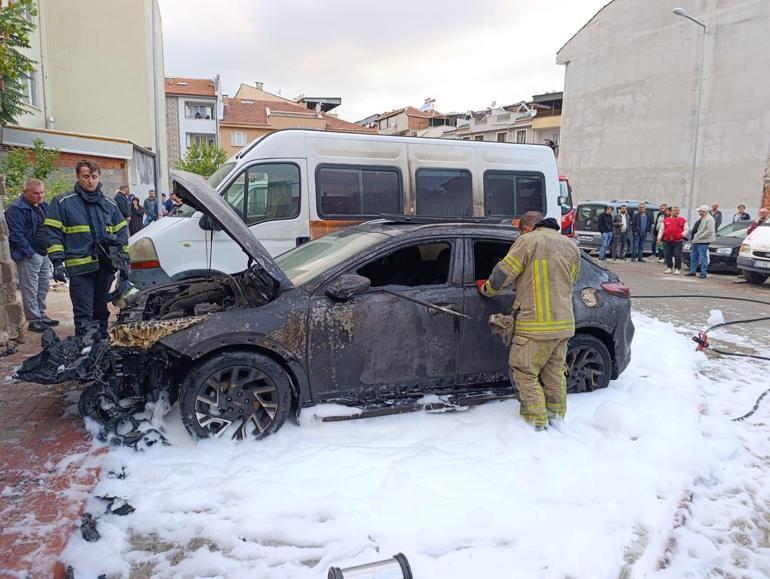 Bursa’da park halindeki 3 araç çıkan yangında zarar gördü