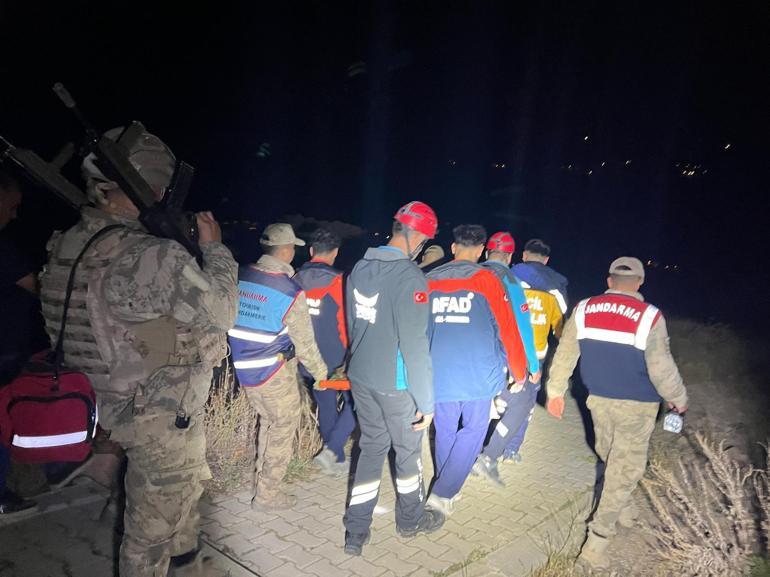 Kayalıklardan düştü, 1,5 saat sedye ile taşınarak hastaneye ulaştırıldı
