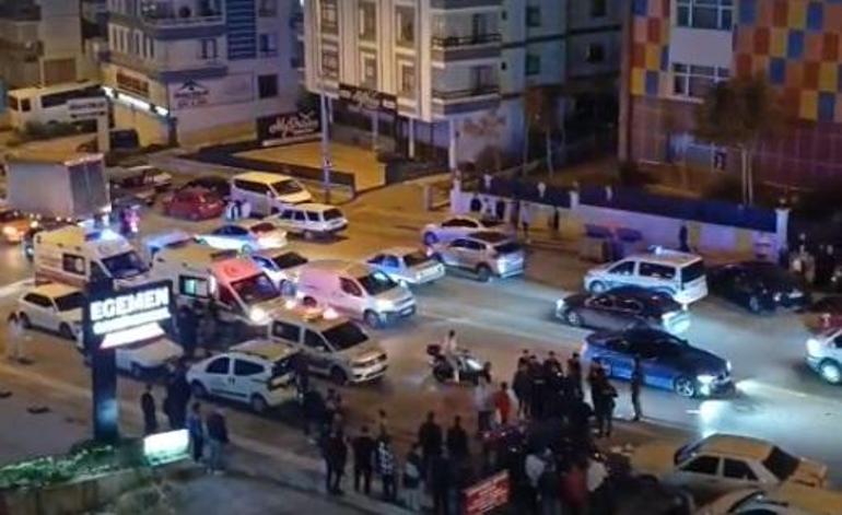 Otomobilinin camına taş atılan sürücünün bir kişiyi ezdiği anlar kamerada