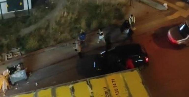 Otomobilinin camına taş atılan sürücünün bir kişiyi ezdiği anlar kamerada