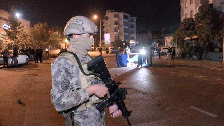 Arnavutköyde polis yelekli kişi sokakta uğradığı silahlı saldırıda öldürüldü