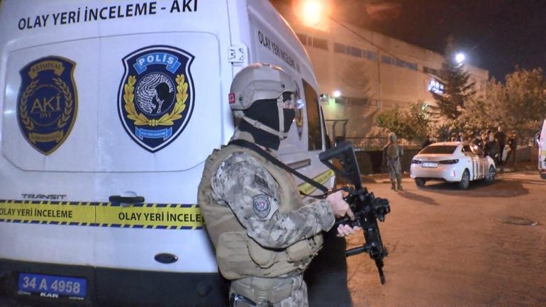 Arnavutköyde polis yelekli kişi sokakta uğradığı silahlı saldırıda öldürüldü