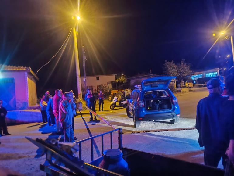 2 arkadaşını köy meydanında tüfekle öldürdü