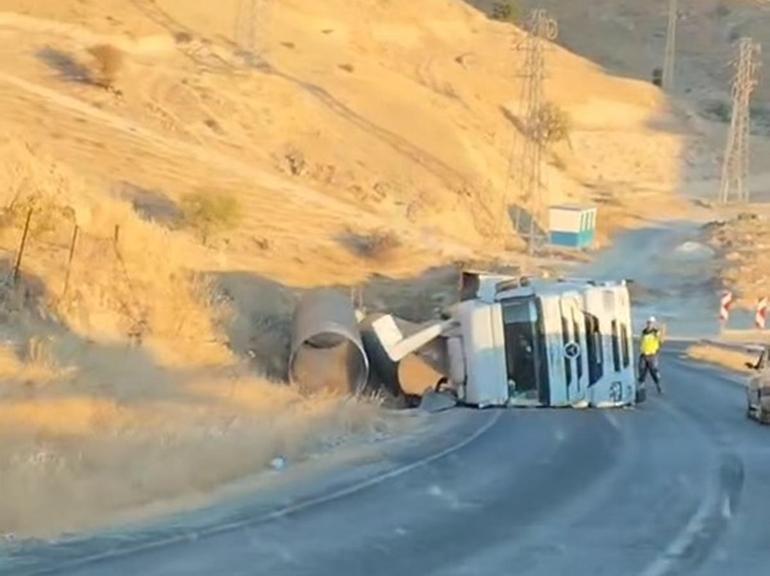 Siirtte TIRın devrildiği kaza araç kamerasında
