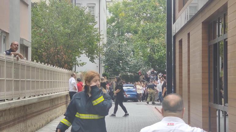 Bakırköyde okulun sistem odasında çıkan yangın söndürüldü