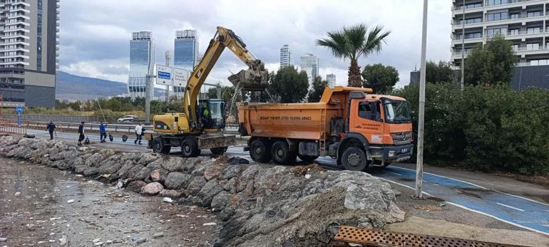 İzmirde sağanak etkili oldu