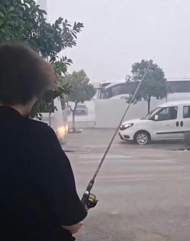 Muğlada sağanak; oteli su bastı, deniz kahverengine döndü